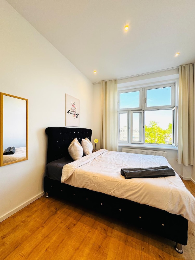 Cozy 3BR Apt Near Kaufpark Alterlaa