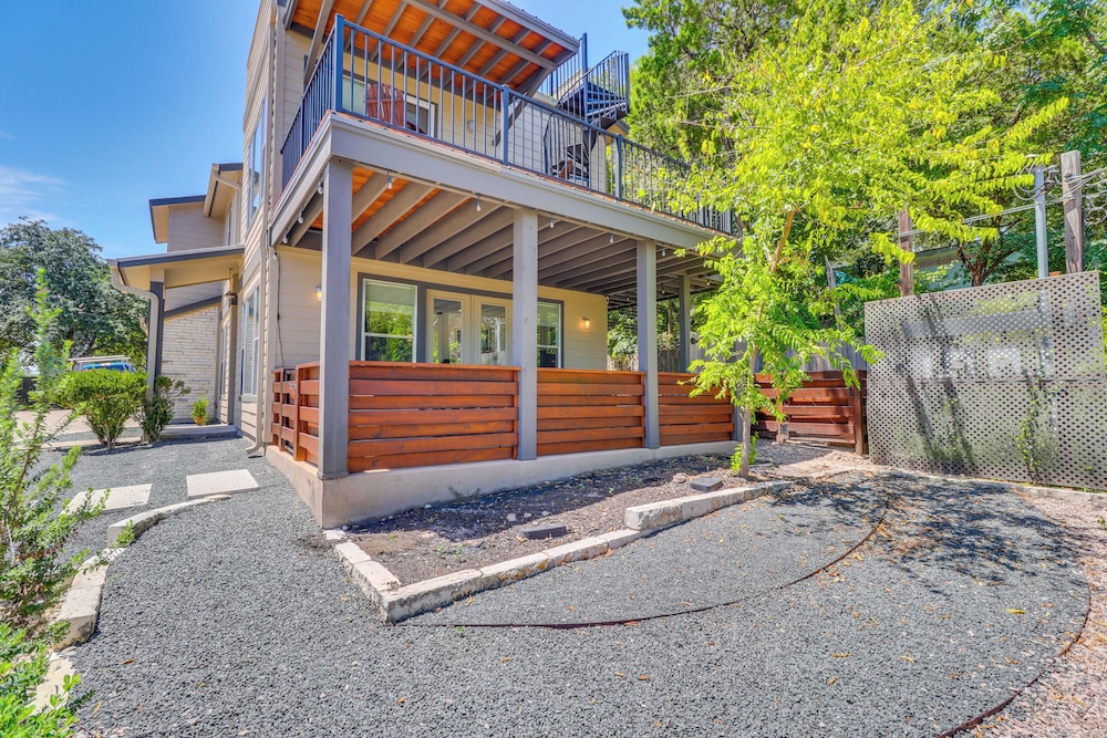 3 Mi to Dtwn: Centrally Located Austin Townhome