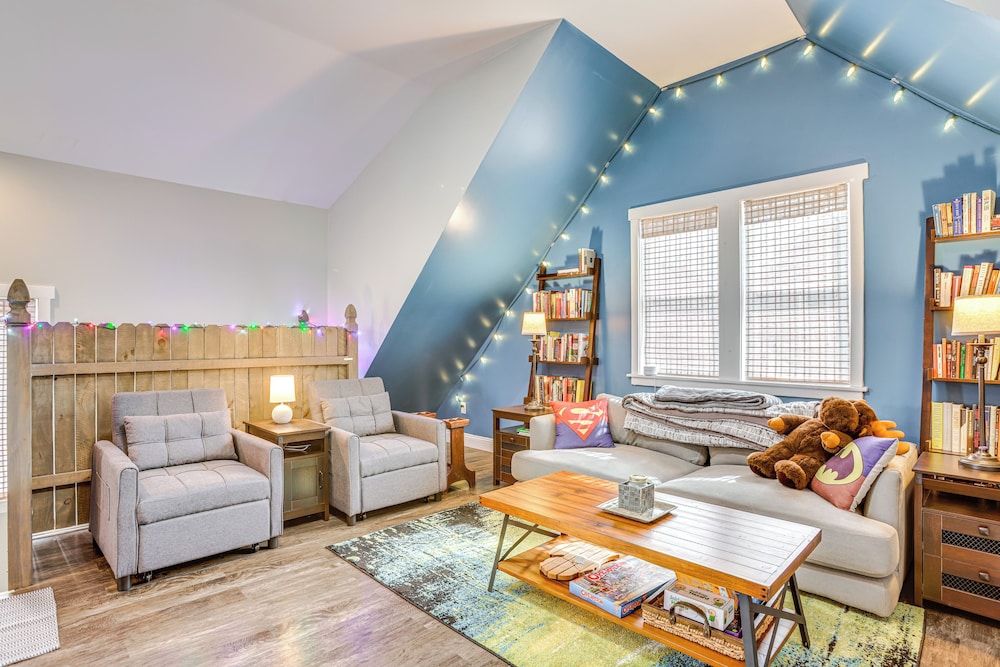 Close to Trails & Town! Artsy Apt in Frankfort