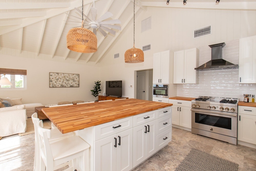 Seaesta - Brand New Estate W/pool & Private Backyard Beach 6 Bedroom Home