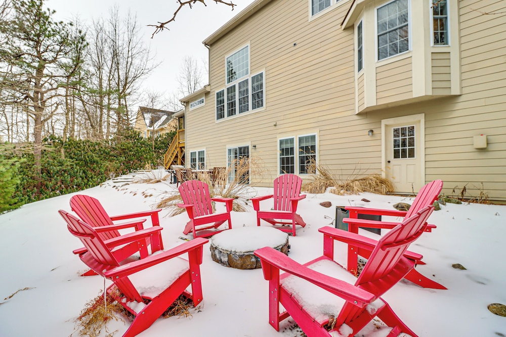 Screened Porch + Fire Pit: Spacious Pocono Retreat