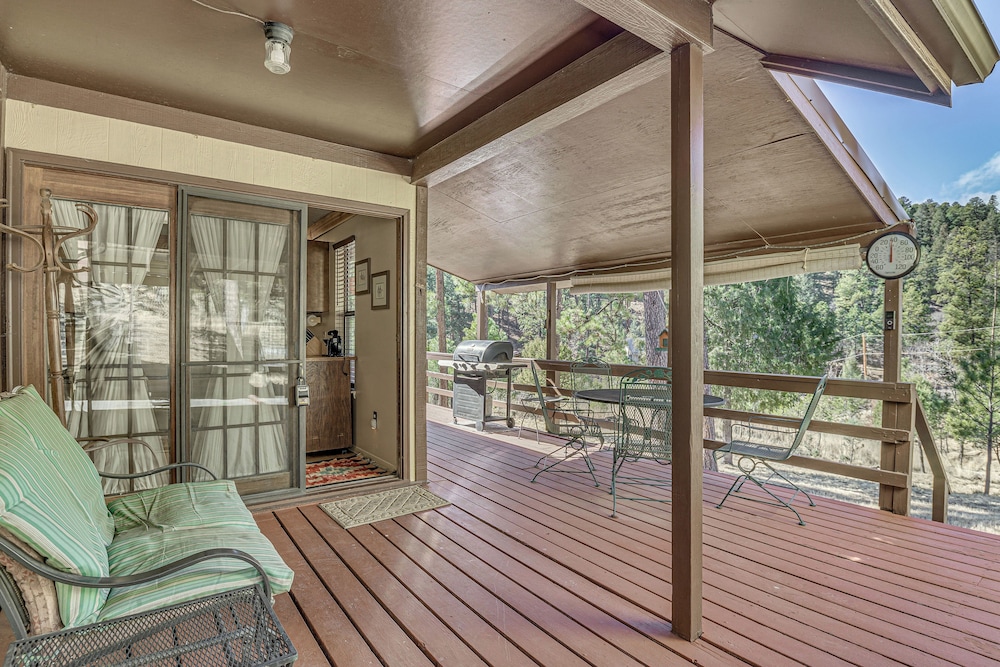 1 Mi to Downtown Ruidoso: Peaceful Forested Cabin!