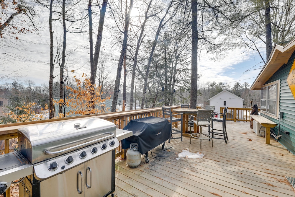 Lovely Maine Cabin w/ Deck, Gas Grill & Fire Pit!