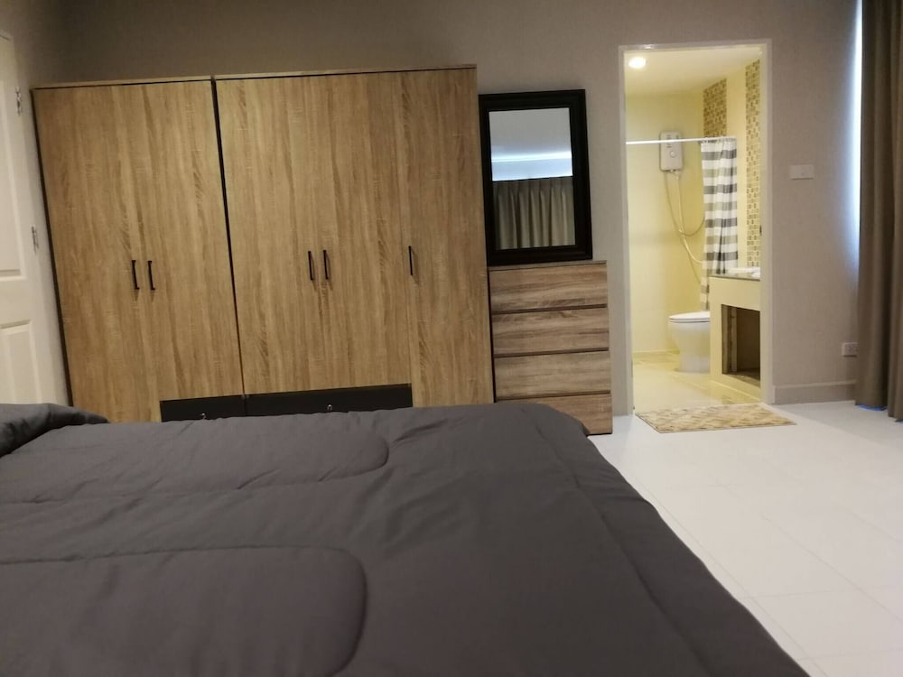 BKK 2 BR apt Near Sathon Iconsiam Firework View