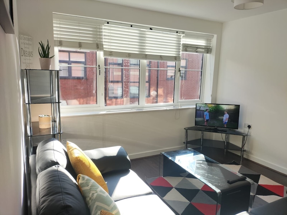 Central 2-bed Apt - Sleeps 4 - Parking & Wifi