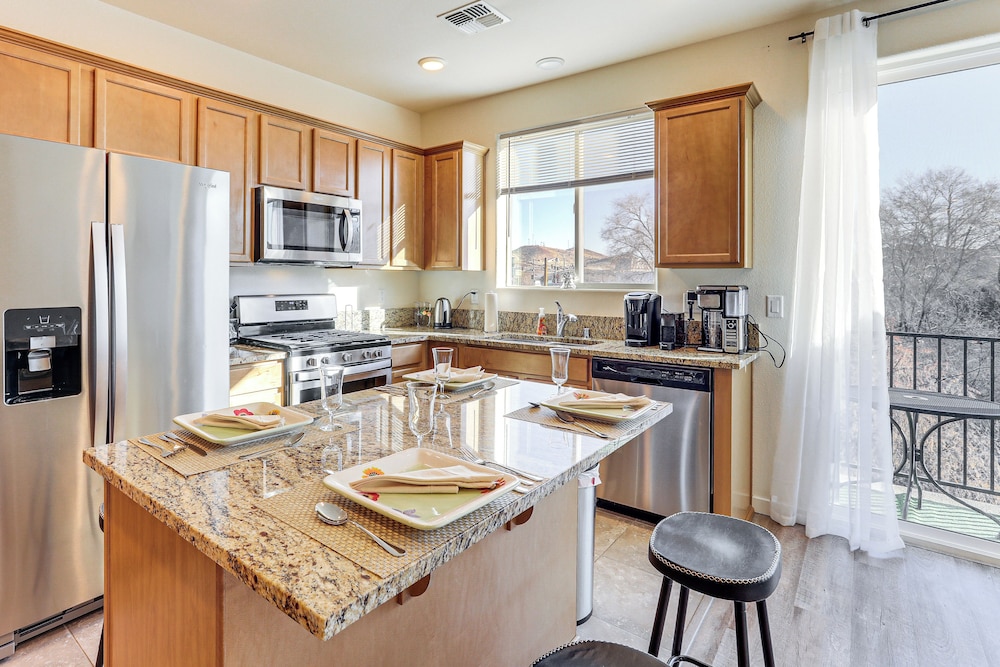 4 Mi to Dtwn: Family-friendly Townhome in Reno