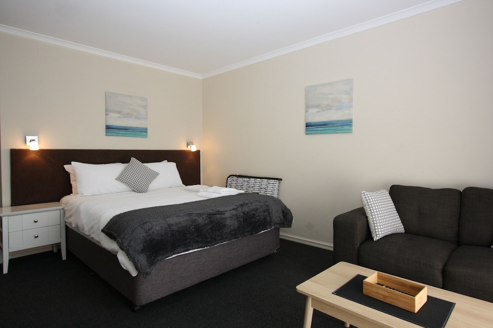 Resort Serviced Apartments - Mandurah view 3