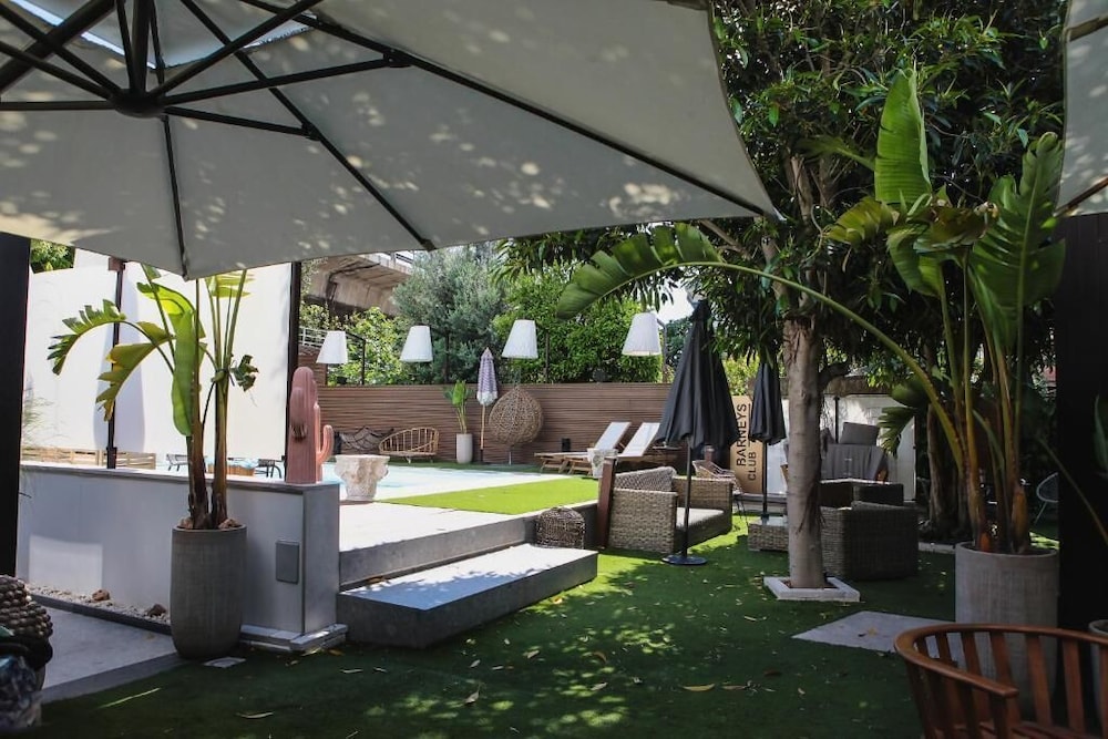 Barneys Club B&b