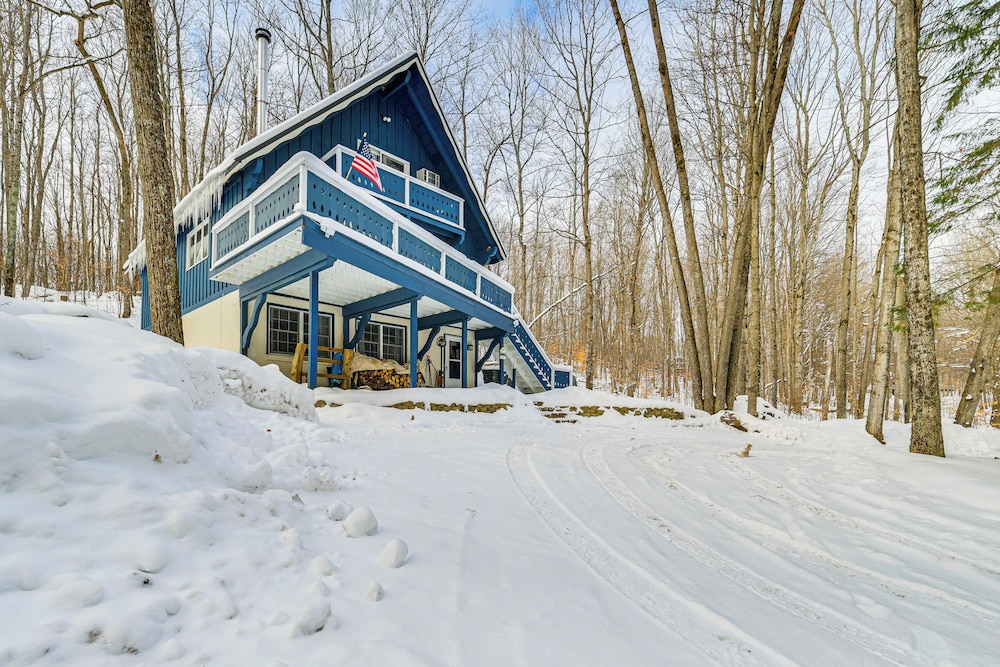2 Mi to Schuss Mountain: Cozy Cabin w/ Deck