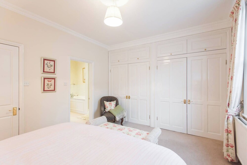 JOIVY Stylish 3 BR House with Patio, Short Walk to Regents Park & Harley Street