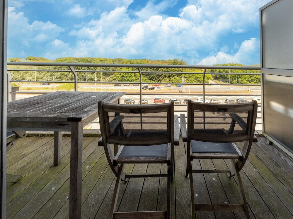 Bright Coastal Stay in Bredene