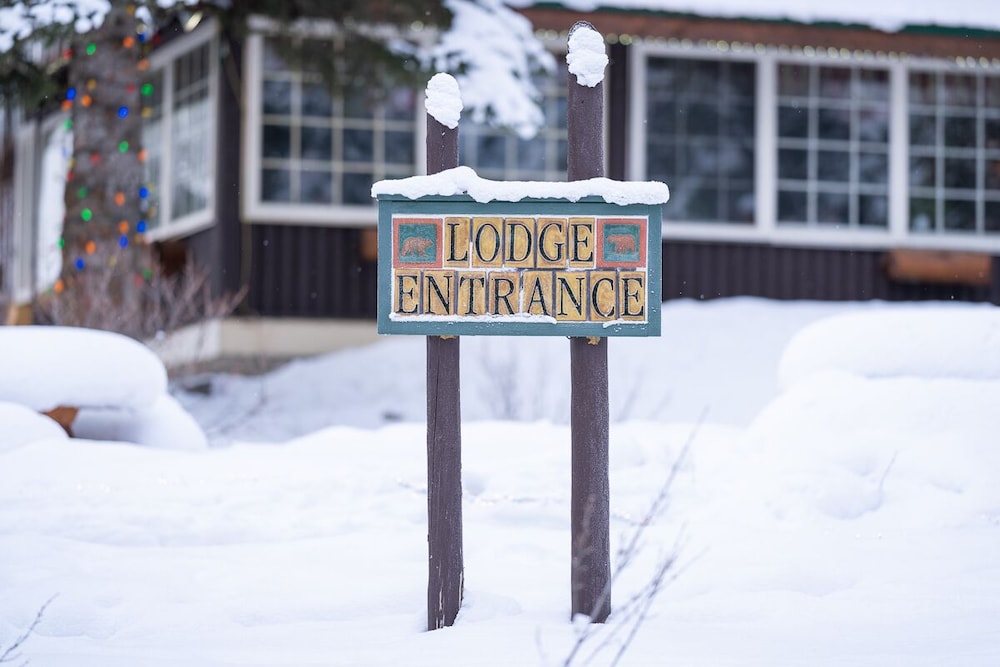 Storm Mountain Lodge Cabins & Dining