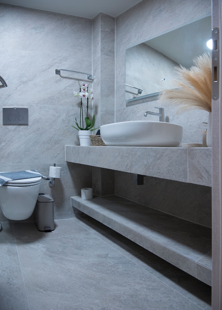 SIDONIA SUITE