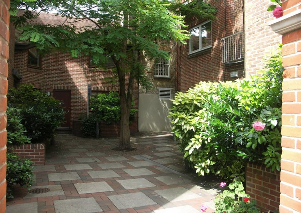The Courtyard 10