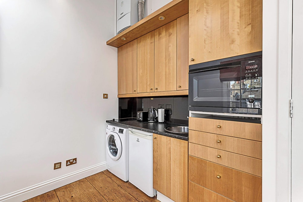 Beautiful One-bedroom Apartment In Central London view 3