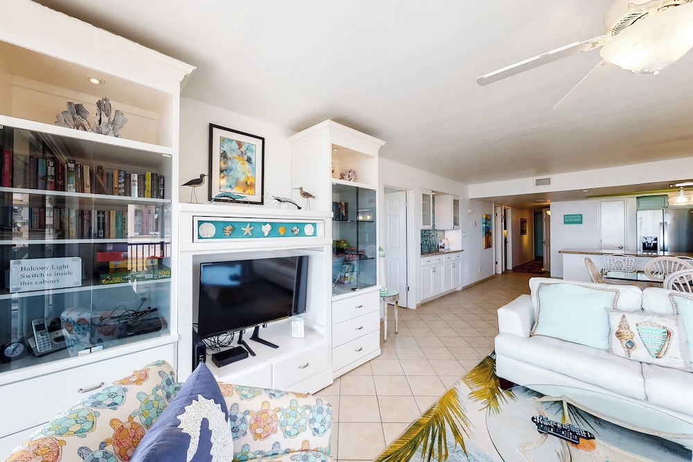 Corner 3BR w/ Gulf Views, Pools, Hot Tub, Sauna