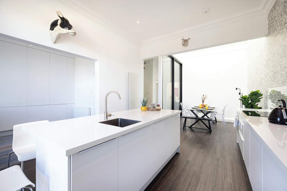 Delightful 3-bed Flat with Parking