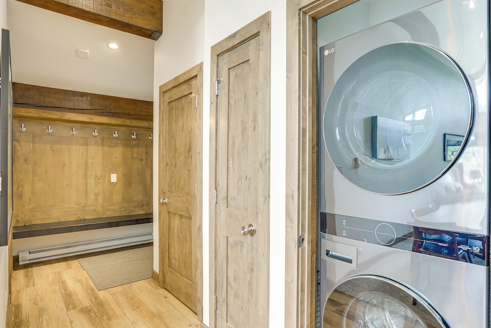 Sauna & Ski Shuttle Access: Mtn-view Condo in Avon
