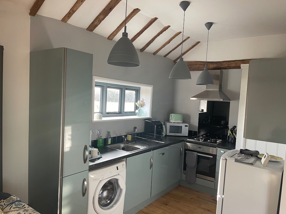 The Tack Room Cottage - Sleeps 4, Garden & Parking