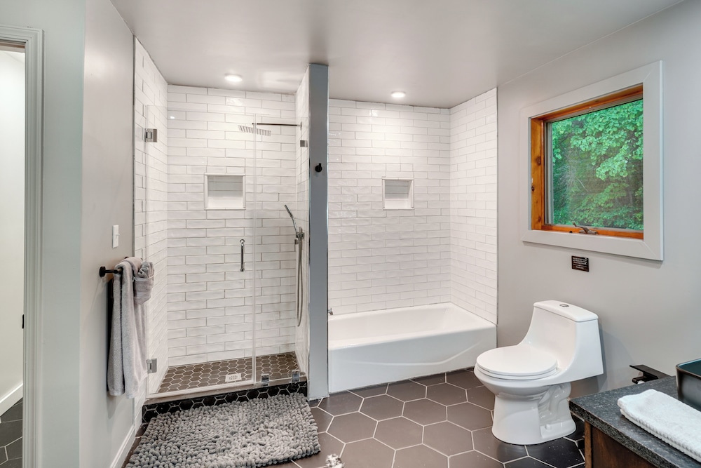 Hot Tub & Theater Room: Getaway in Falling Waters