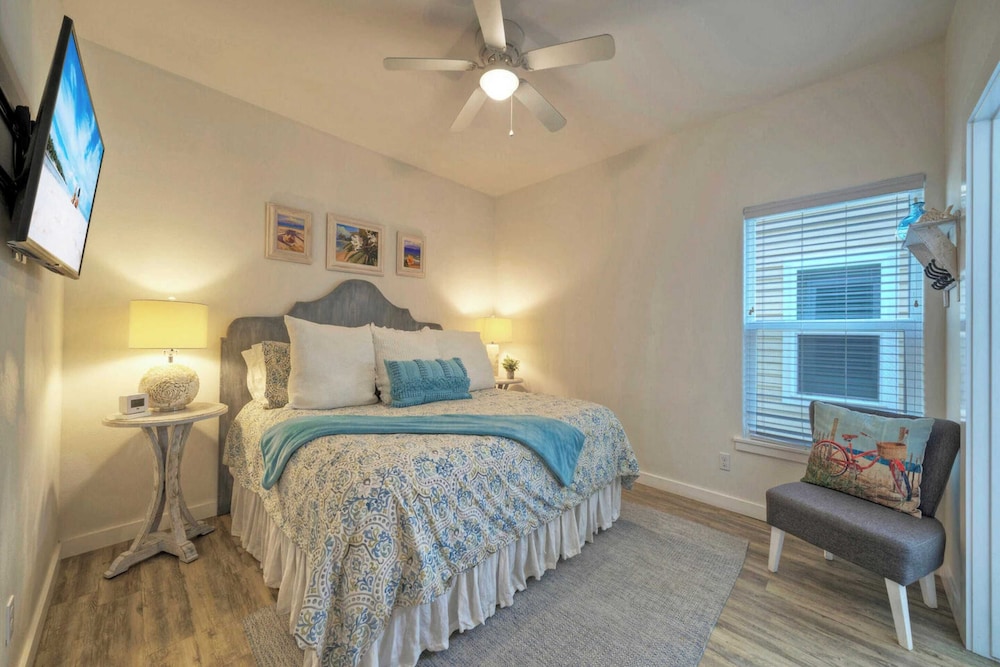 Sleeps 29, 3 Homes Beachside Resort Pool, Walk to the Beach