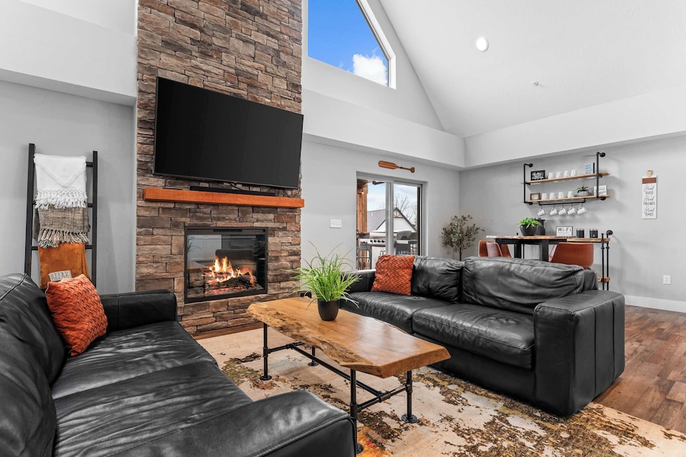 Green Wood Getaway for 18