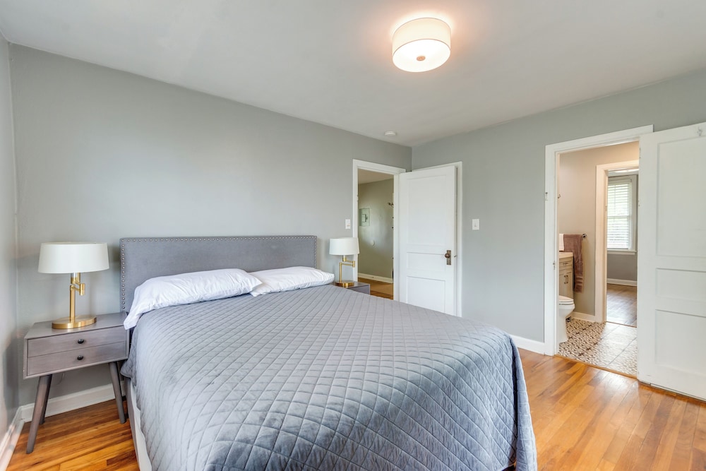 2 Mi to Dtwn Pensacola: Charming Apartment