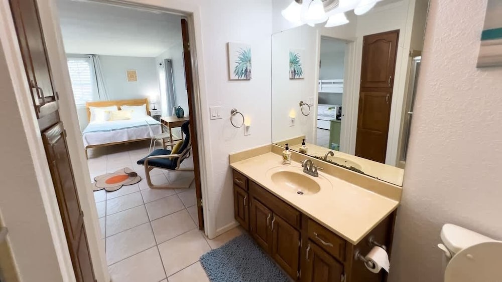 Fun Retro Island Vibe Sleeps 17 Beach 1 Block 4 Bedroom Home