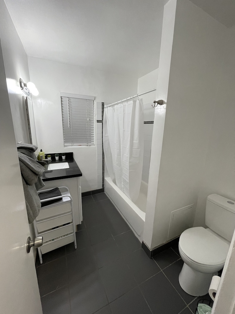 Hollywood Business Suites