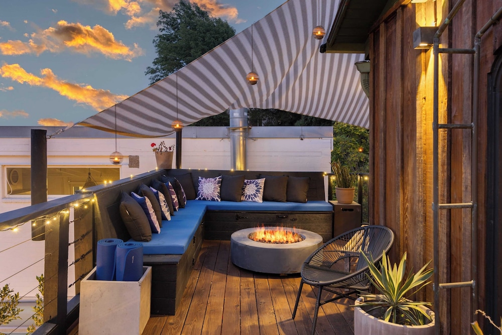Chic LA Hideaway w/ Soaking Tub, Firepit Lounge & Tranquil Backyard