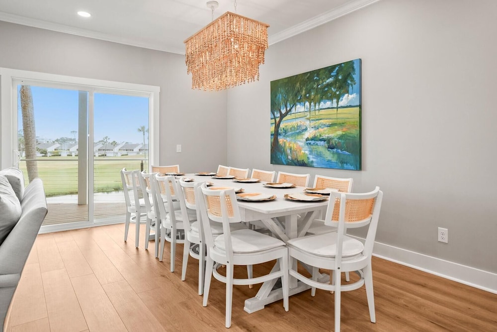Spacious and Stylish 4-bed, 4.5-bath Home With Stunning Golf Views