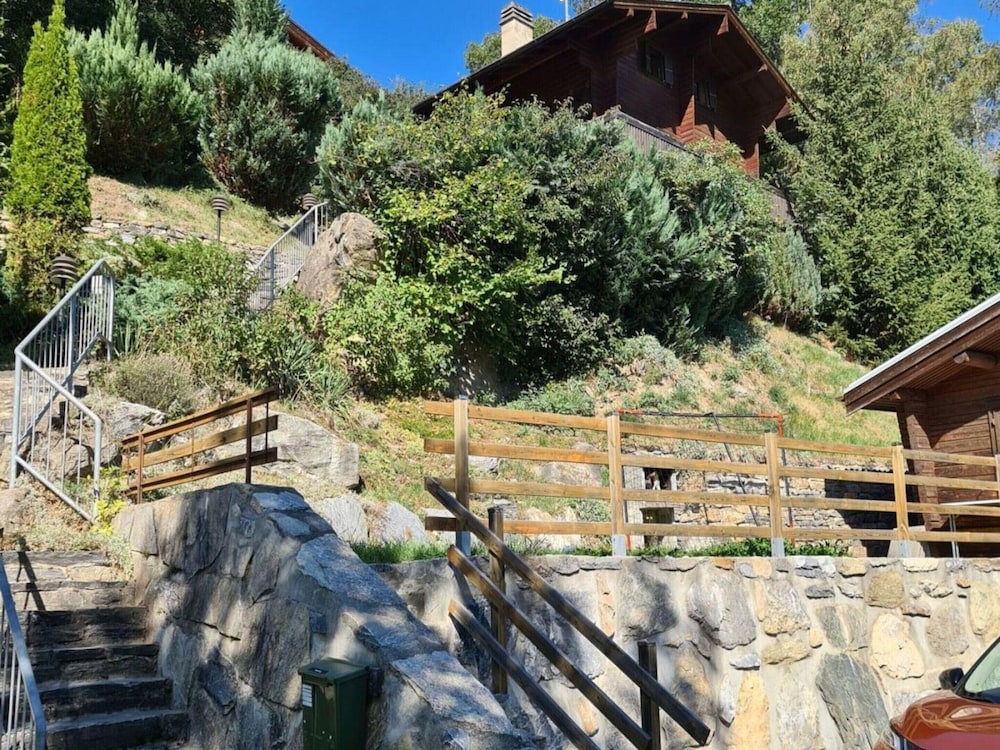 Chalet With Garden and Mountain View
