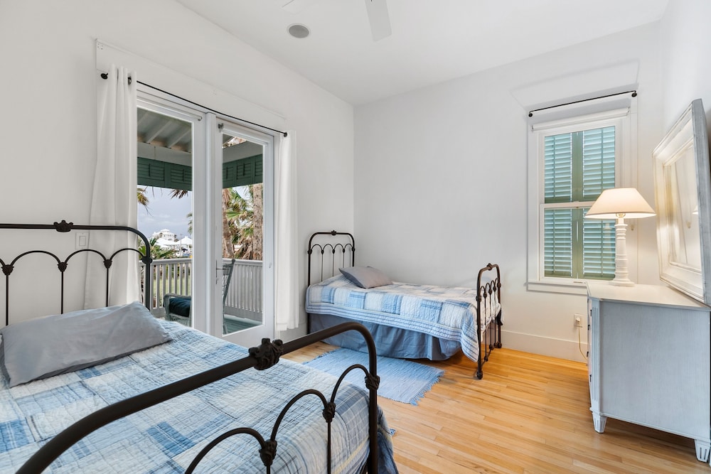 Palm House - Private Beachfront House 3 Bedroom Home by RedAwning