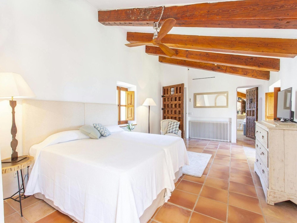 Stunning Farmhouse With Private Pool
