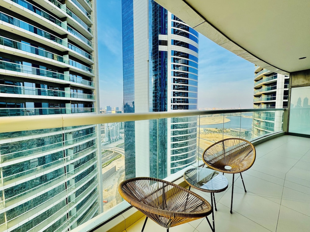 Venduras Chic 1BR at Damac Tower