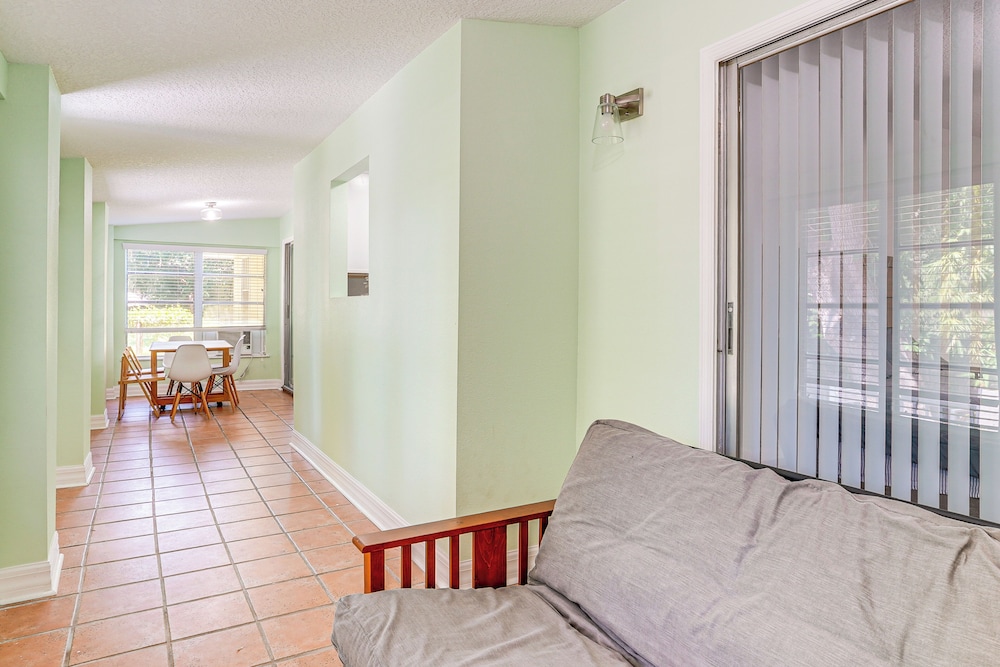 Group Getaway w/ Deck & Yard in Lakeland!