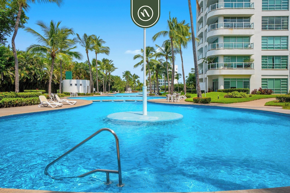 Stylish 2 BR Condo - Pools - Golf - Membership