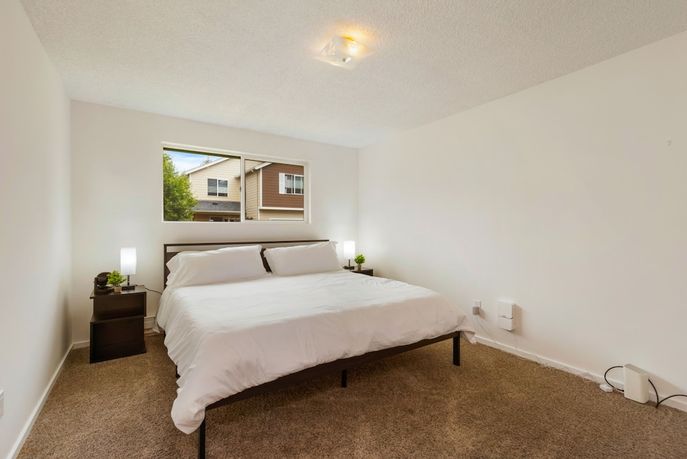 Bright 2BR Lynnwood Retreat