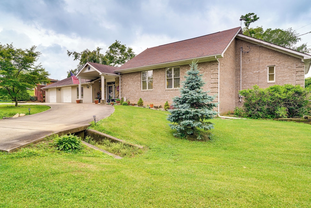 14 Mi to Dtwn Louisville: Holiday Vacation Home!