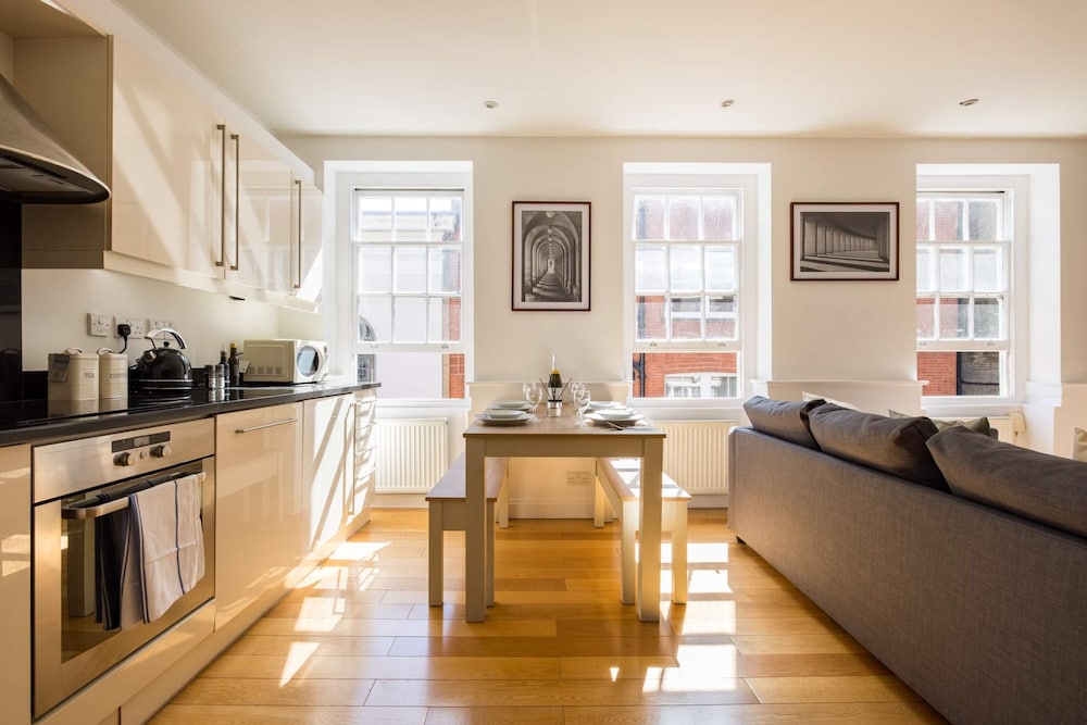 Contemporary Apartment in Central Bloomsbury