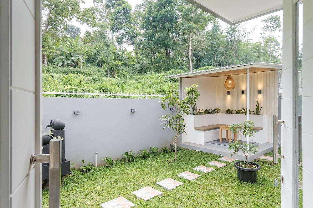 Calma Edelweiss Villa Lawang Malang
