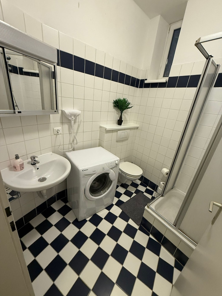2BR Plus LR Apartment Sleeps 6 Central