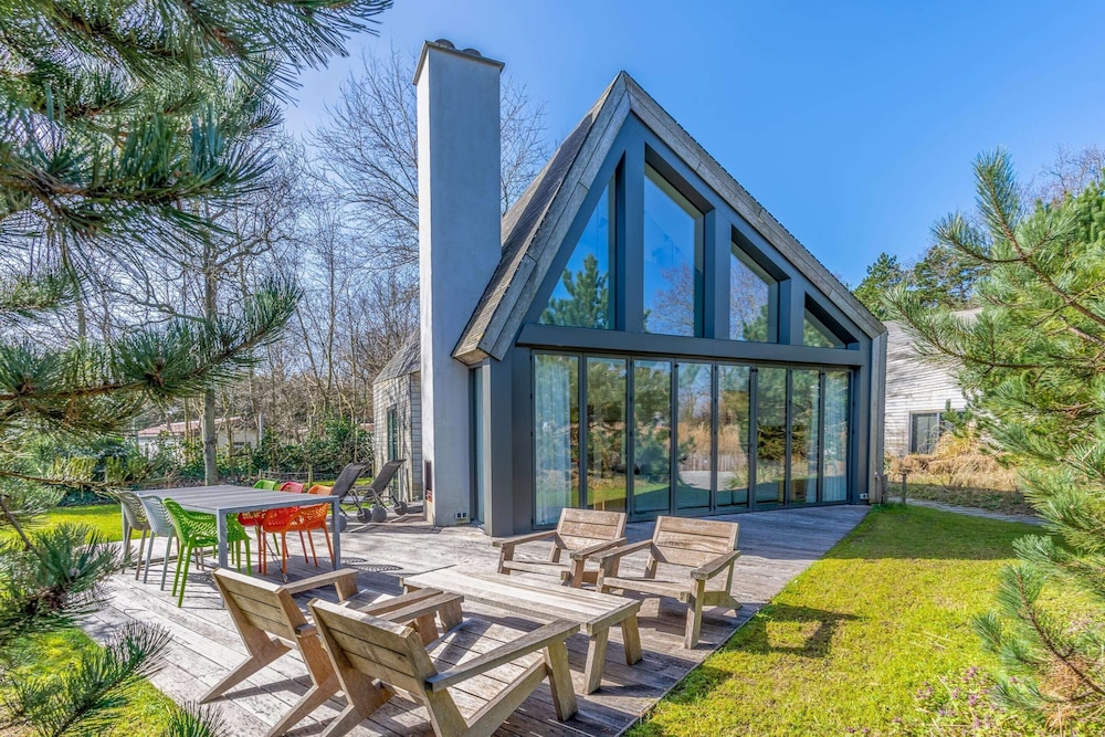 Relaxed and Atmospheric 6-person Villa Near the Forest