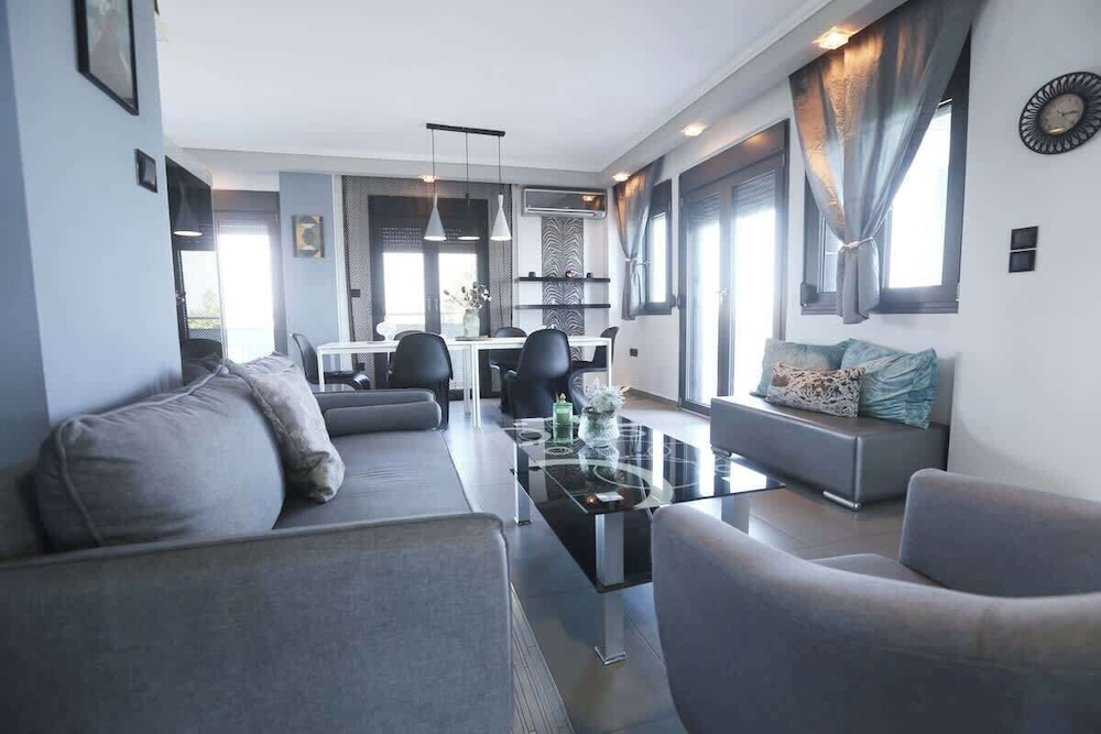 Villa Erytha - Serene Retreat With Views Garden
