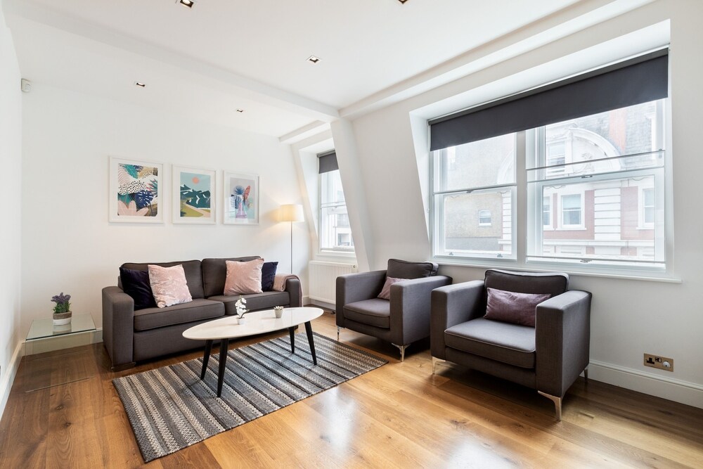 Stylish 2BR 2BA by the Heart of Soho