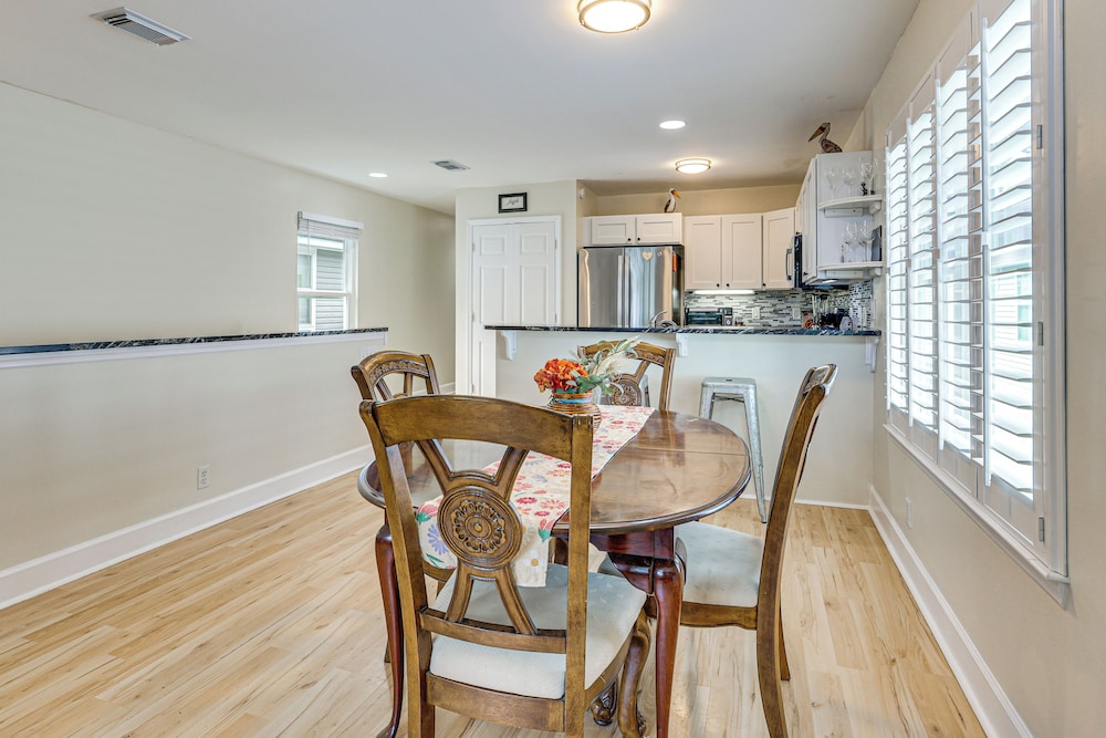 4 Mi to Beaches: St Simons Island Escape w/ Patio!