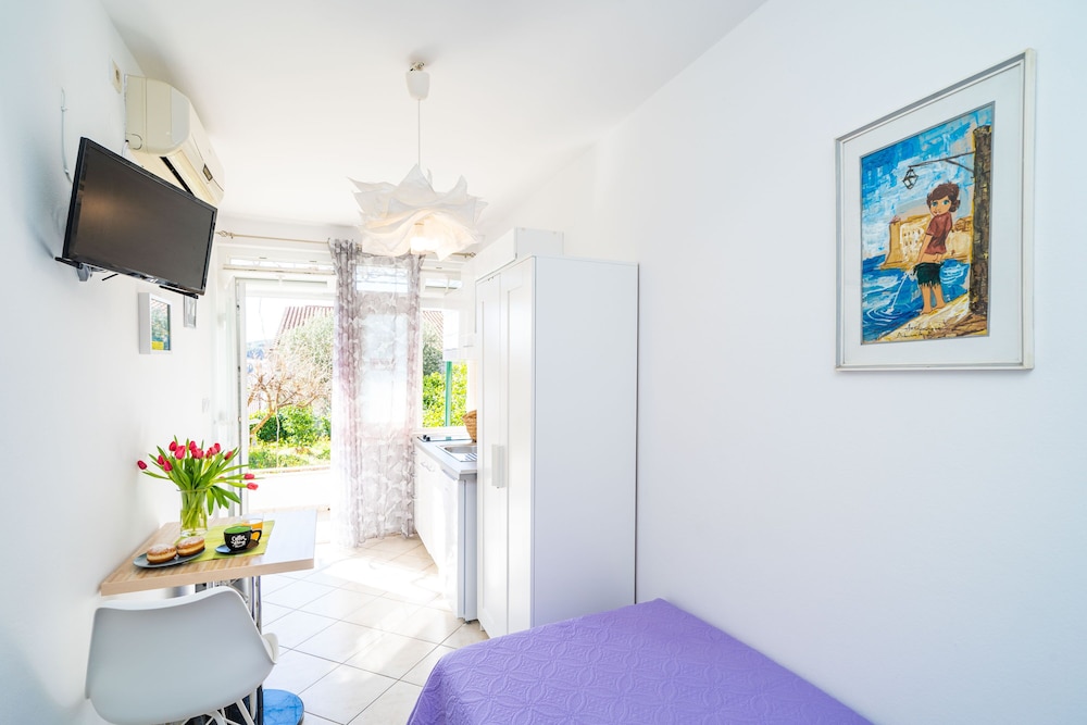 Jele Rooms