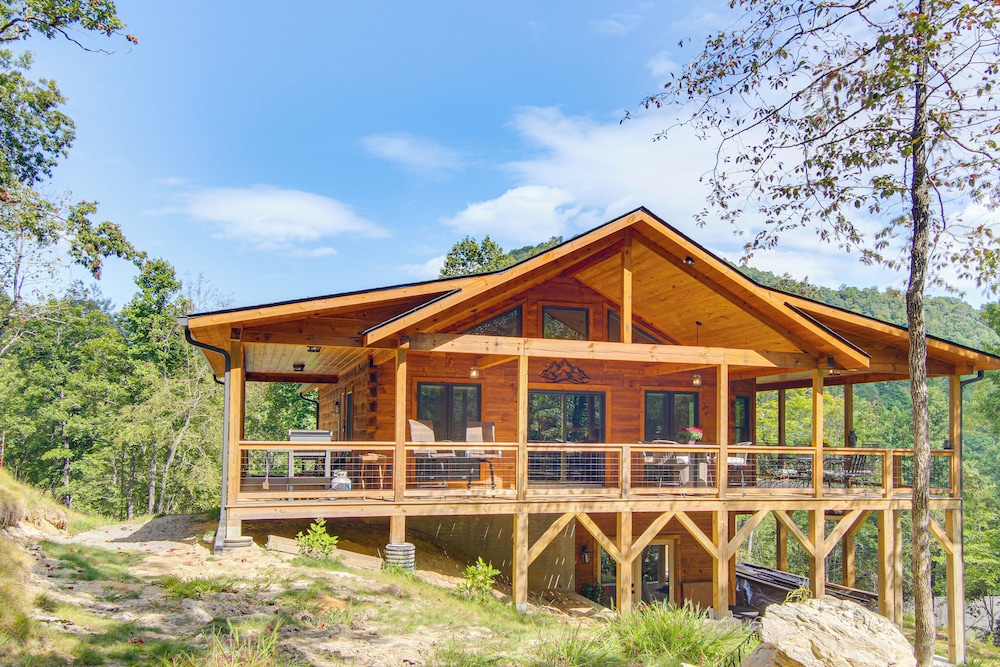 Amazing Waterfall! New Scenic Black Mtn Log Cabin