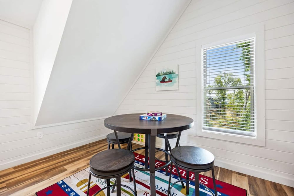 Luxury Cabin Lake Views EV Charger Game Room