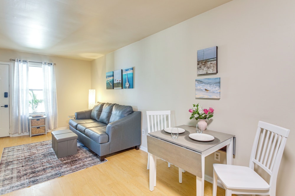 8 Mi to Beaches: Relaxing Retreat in Gulf Breeze